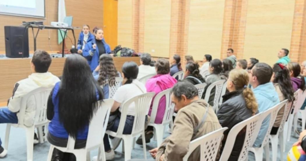 Personas en reunión de inclusión laboral de personas con discapacidad en Tunjuelito