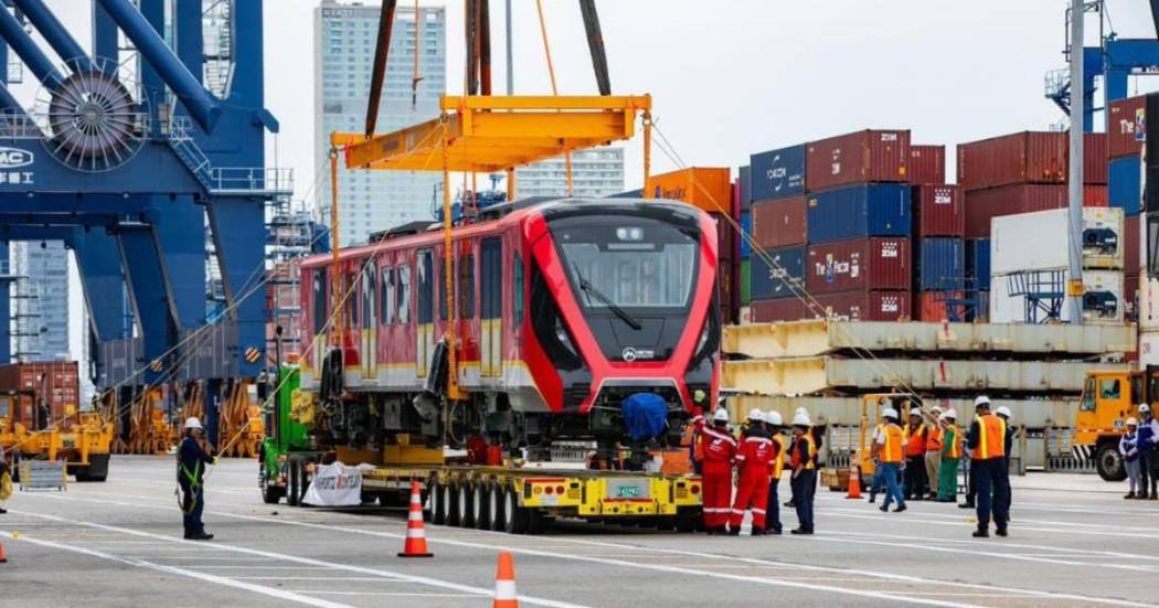 Descargue tren del Metro hasta la cama baja donde es transportado