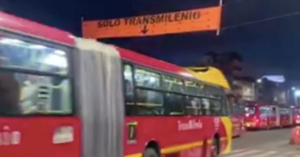 Tránsito de buses de TransMilenio por la avenida Caracas y obras del Metro.