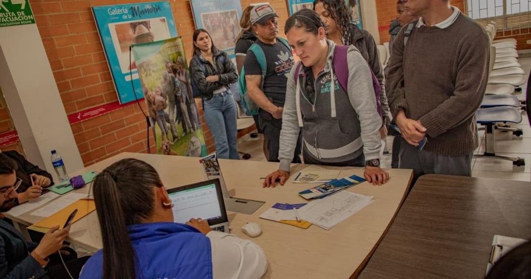 Grupo de hombres y mujeres asistiendo a una feria de empleo de 'Talento Capital'.