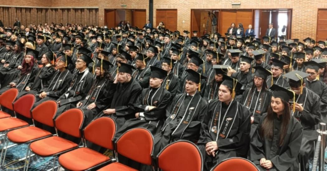 Jóvenes de Bogotá se graduan con la estrategia La U en Tu Colegio
