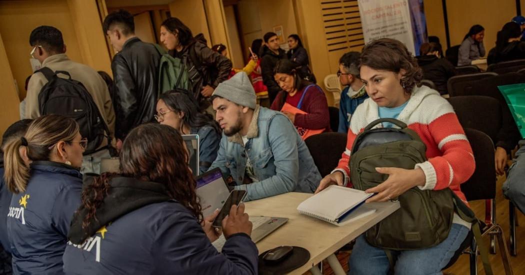 Hombres y mujeres recibiendo asesoría durante unas de las Ferias de Empleo de 'Talento Capital'