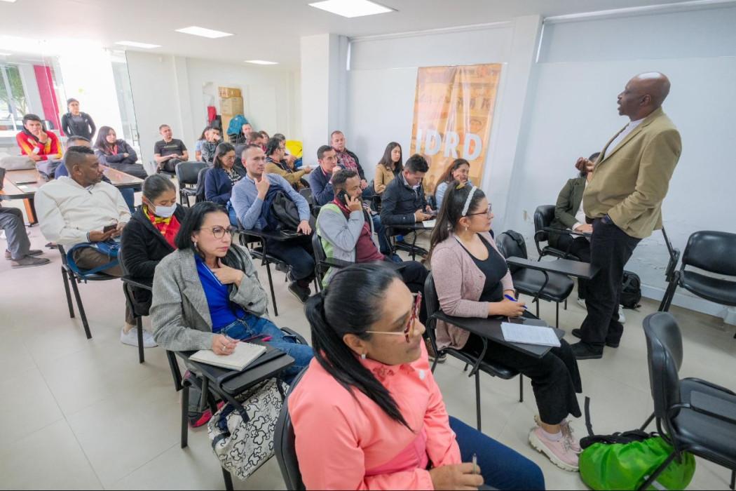 Imagen de la socialización a los representantes de las localidades.