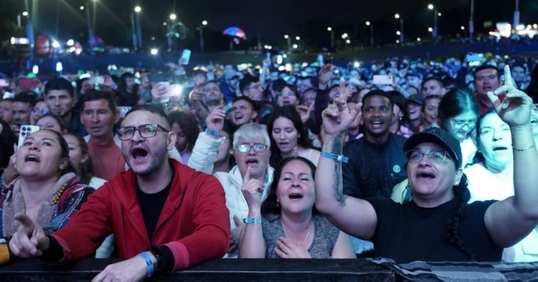 Imagen de personas cantando y disfrutando de un concierto.