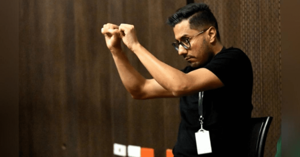 Imagen: hombre tradiciendo en lenguaje de señas