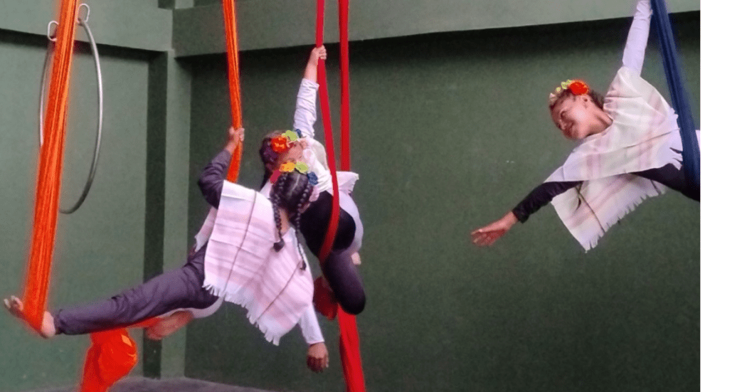 Imagen de dos artistas de circo haciendo malabares. 