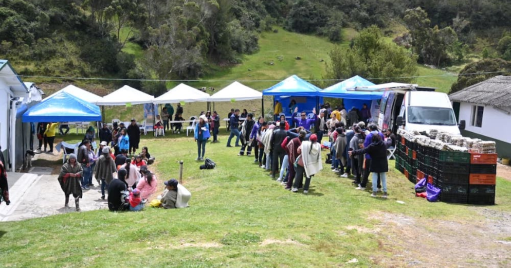 Imagen de un espacio abierto con gente haciendo fila durante la semana de hábitos saludables.