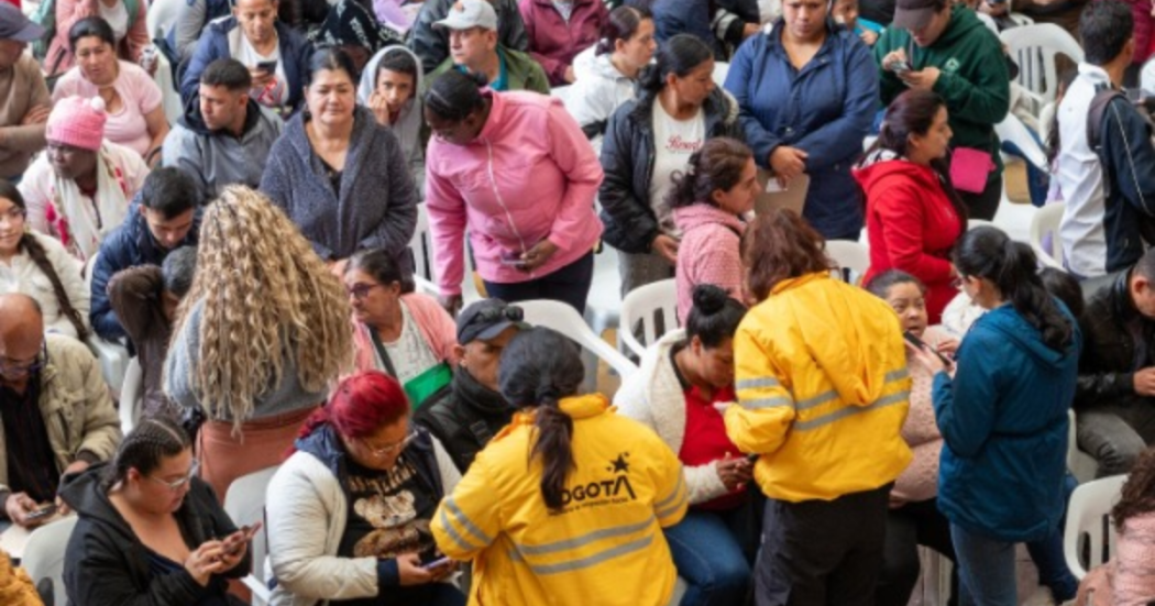 Imagen de grupo de personas recibiendo atención por parte de funcionarios de Integración Social.