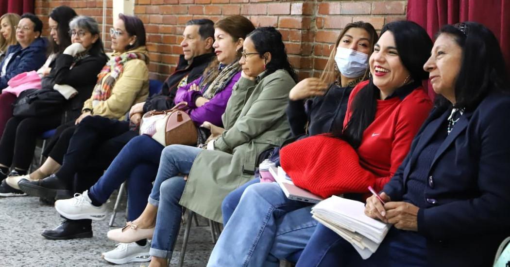 foto personas en una conferencia
