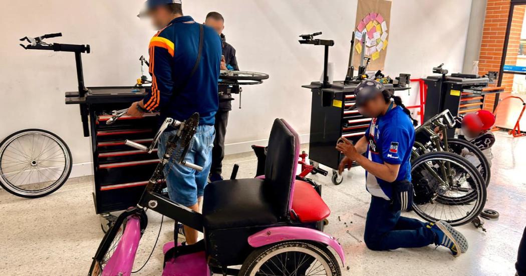 Barristas saldaron sus comparendos reparando sillas de ruedas en el sur de Bogotá 