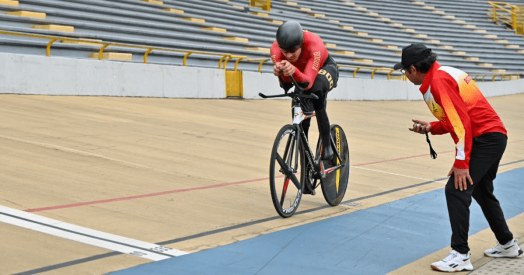 Imagen de deportista del Equipo Bogotá en la pista del velódromo.