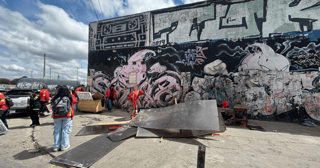 Fotografía de operarios levantando basura en Bogotá 