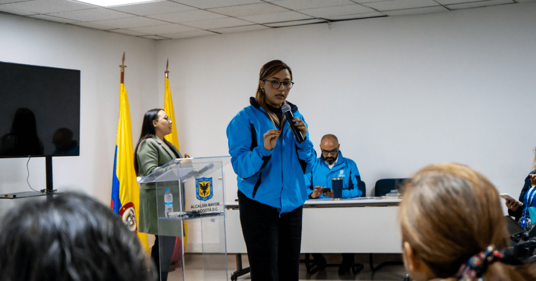 Fotografía de una funcionaria del sector salud durante el dialogo que se realizó en Bogotá.
