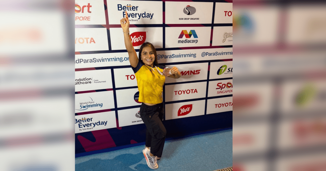 Imagen de la deportista Sara Vargas luciendo la medalla de plata.