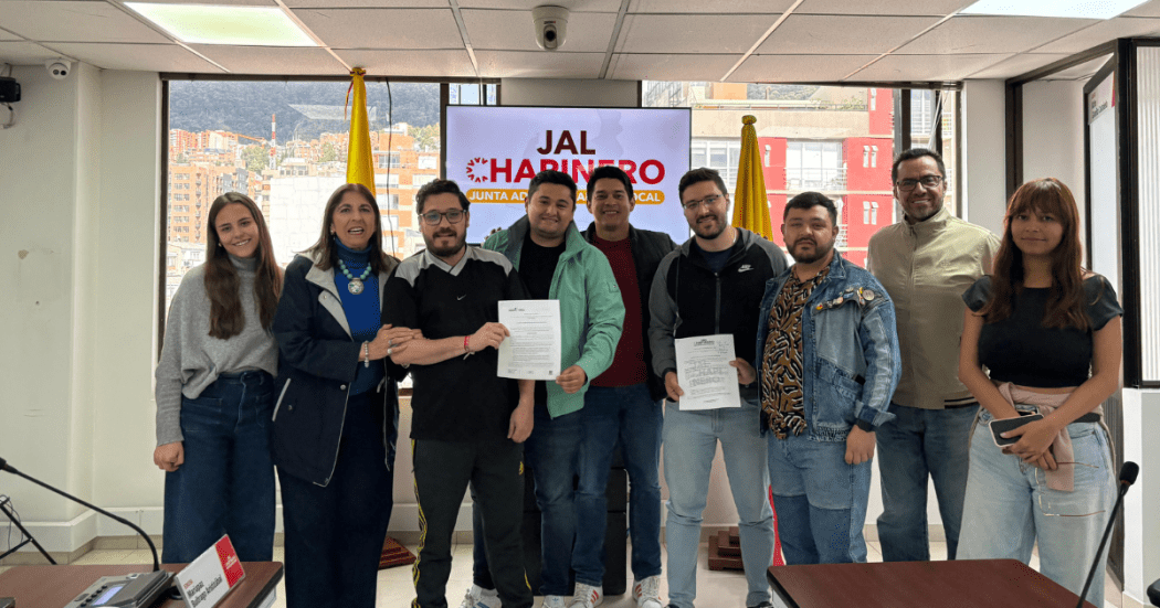 Fotografía de funcionarios de la Alcaldía de Chapinero en la Junta de Acción Local.