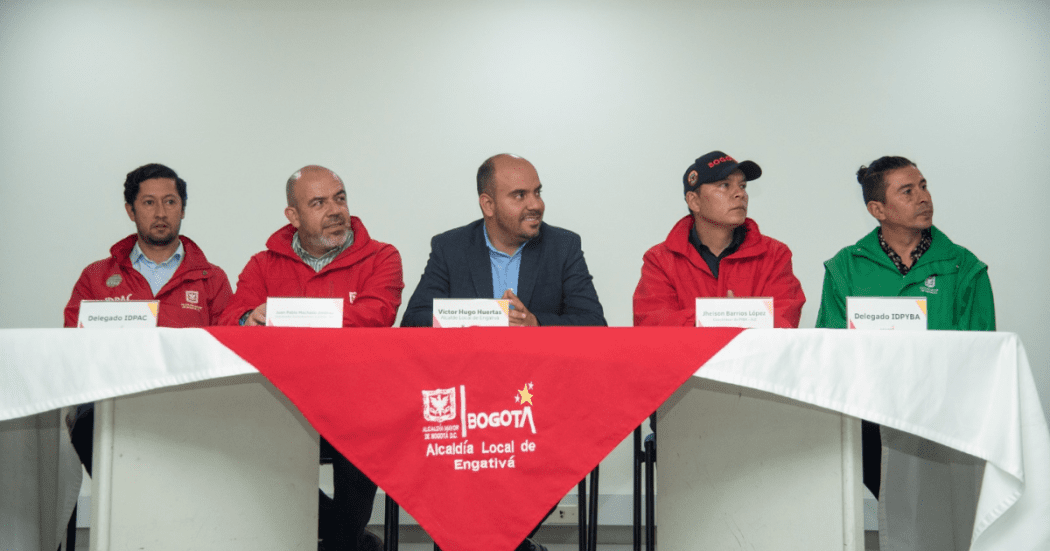 Fotografía de funcionarios de la Alcaldía de Engativá en las instancias de participación en medios y bienestar animal