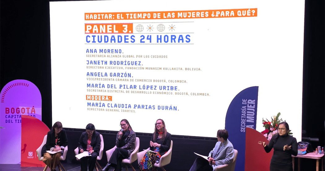 Imagen en el Foro El Tiempo de las Mujeres; tercer panel Ciudades 24 horas. 