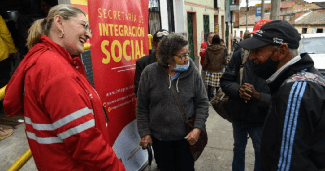 Imagen de personas entrando al nuevo comedor comunitario del barrio Las Cruces.
