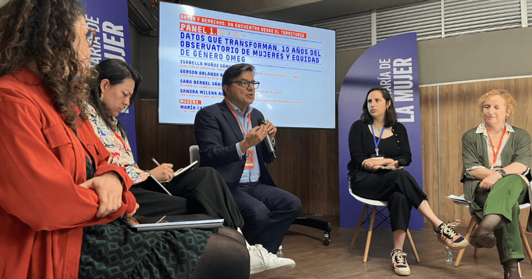 Fotografía del secretario de Salud en el Foro Internacional El Tiempo de las Mujeres