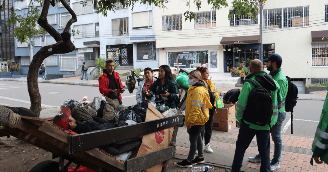 Imagen de funcionarios del distrito hablando con habitantes de calle