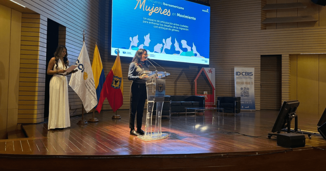 Fotos de funcionarios del distrito en el diálogo regional contra la violencia de género