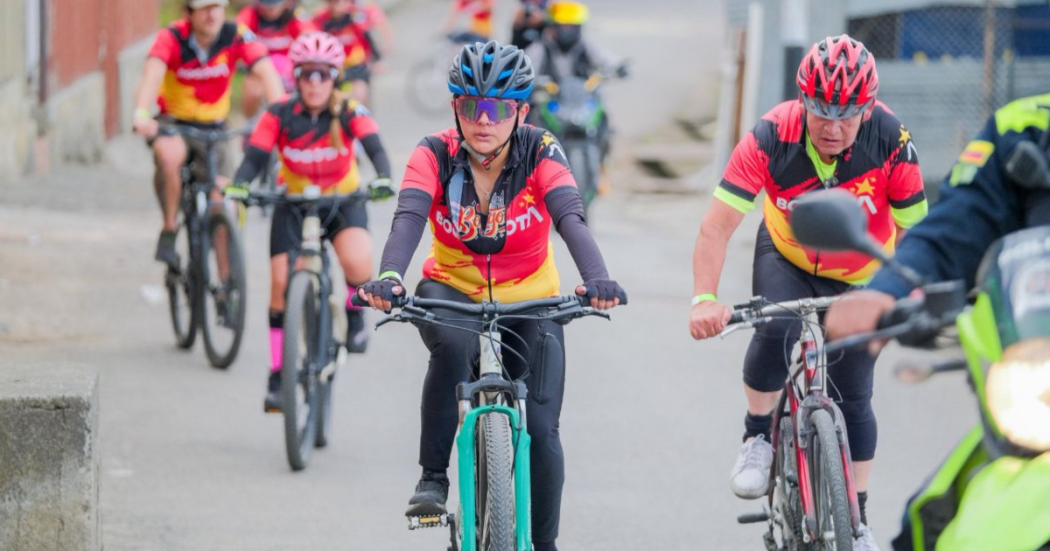 Deportistas en sus ciclas pedaleando por las calles del Codito