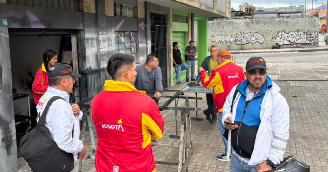 Fotos de funcionarios del Distrito en inspección de establecimientos.