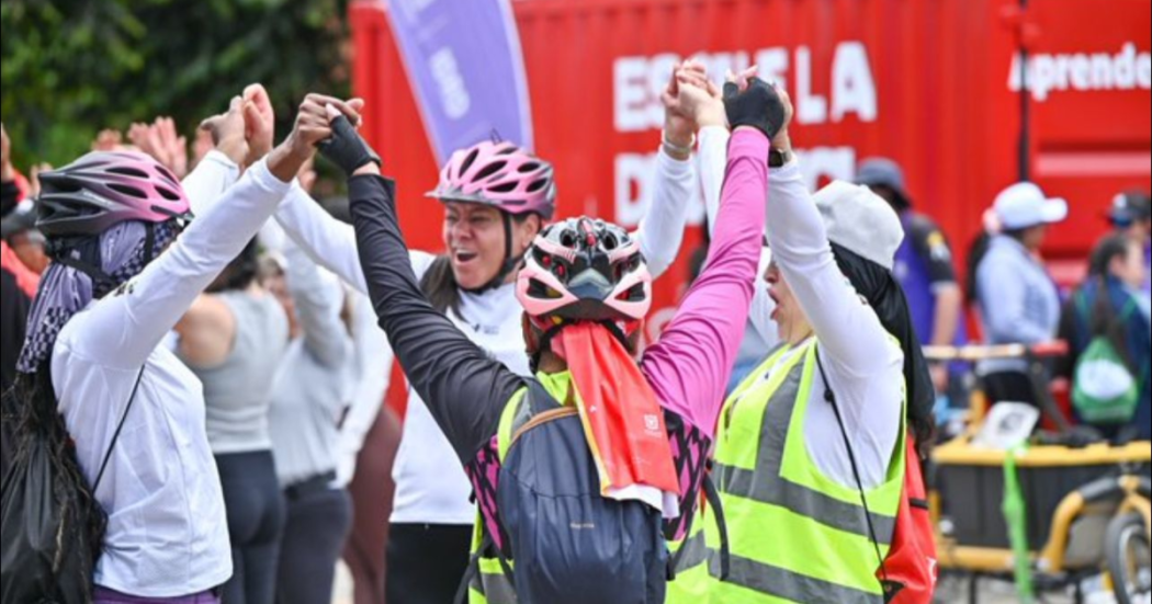 Imagen de personas felices y alzando los brazos.