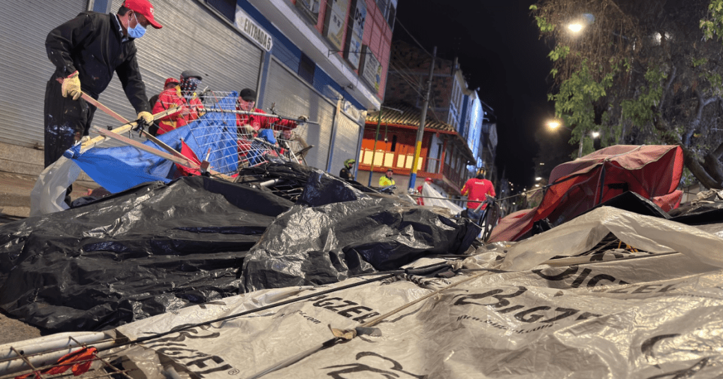 Fotografía de operarios levantando basura en Bogotá 