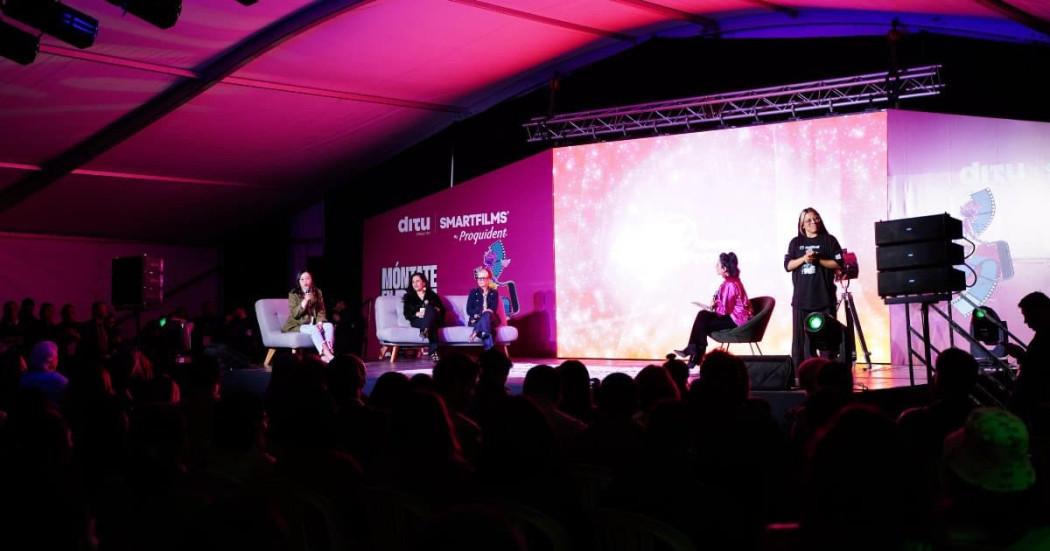 Imagen de un escenario en el que hablan varias personas