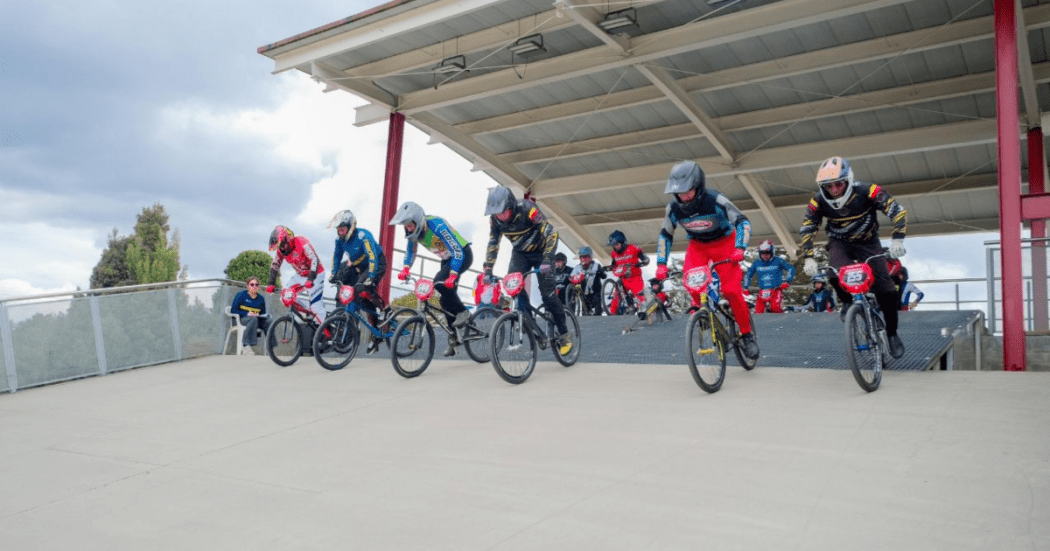 Imagen de salida de los bicicrosistas desde el partidor.