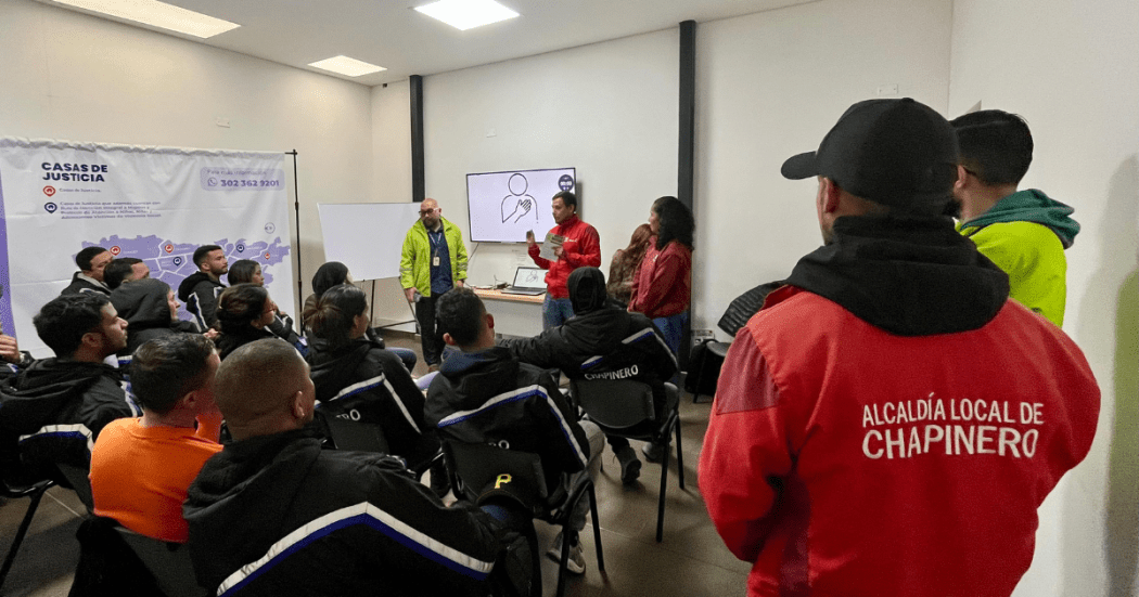 Capacitación en Bogotá a domiciliarios en tránsito y seguridad vial