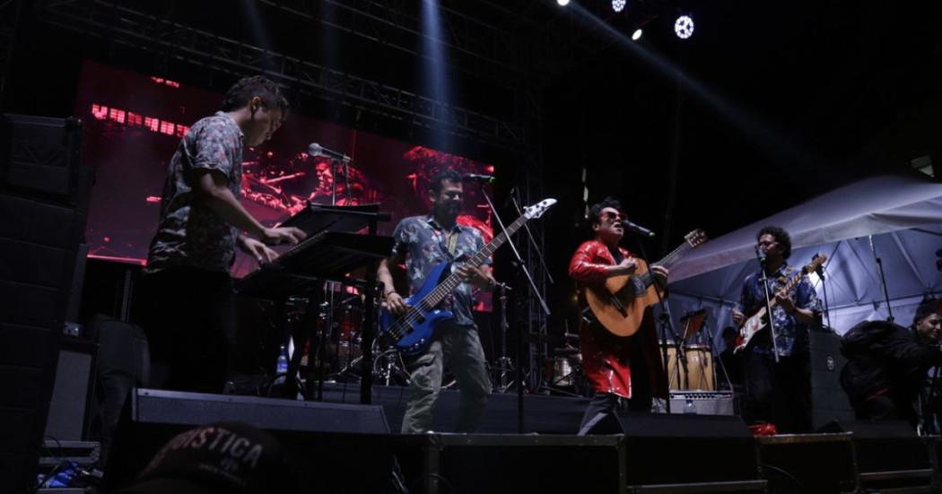 Imagen: foto con una agrupación musical en tarima