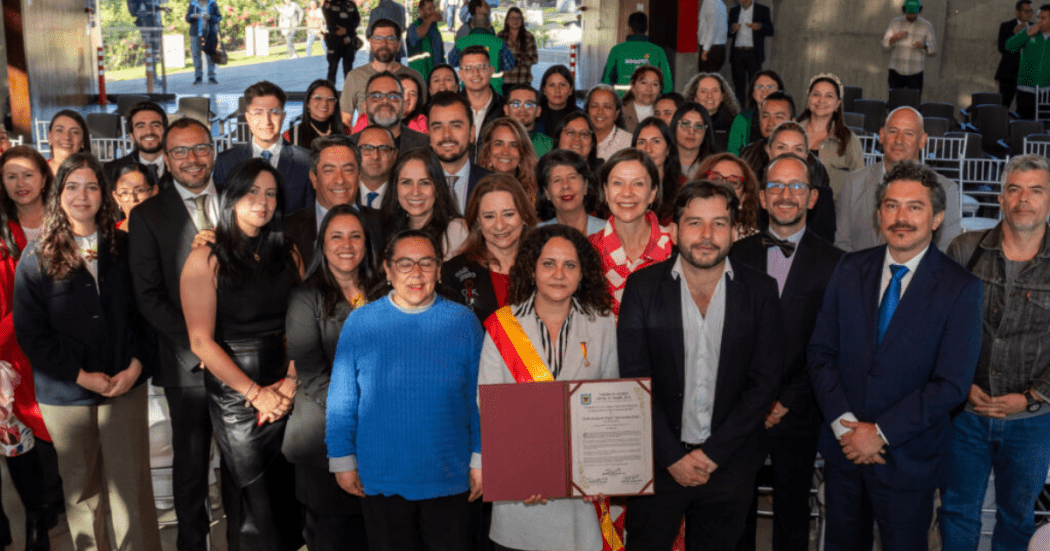 Imagen de los asistentes al evento de condecoración al Jardín Botánico de Bogotá.