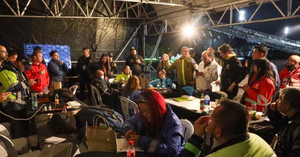 Grupo de personas de entidades distritales reunidas en un Puesto de Mando Unificado