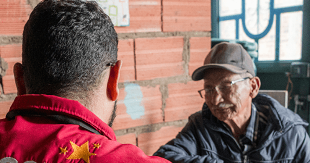 Imagen de un funcionario público con una persona