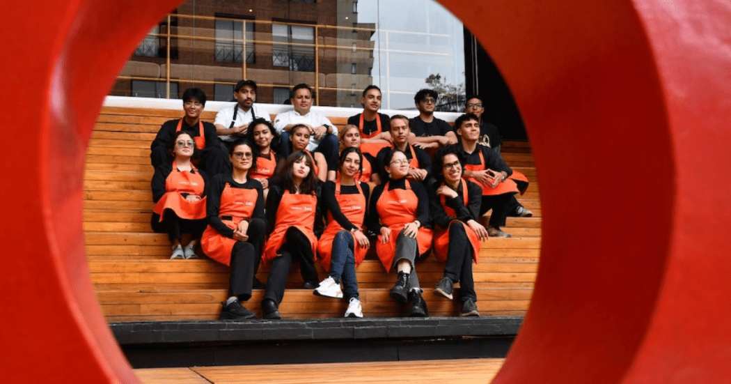 Imagen de estudiantes de la Academia Ñam sentados.