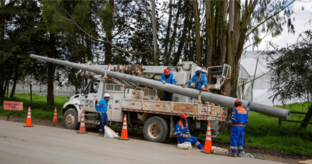 Imagen de trabajadores de Enel Codensa sacando materiales de un carrotanque