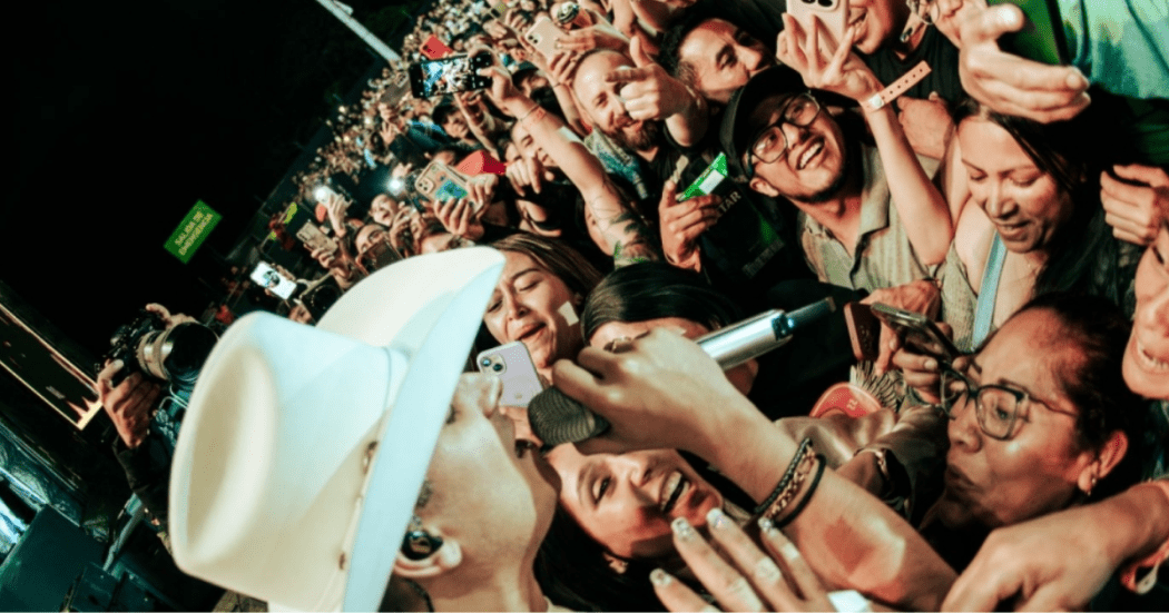 Imagen de personas disfrutando del Festival Popular al Parque frente al cantante Pipe Bueno