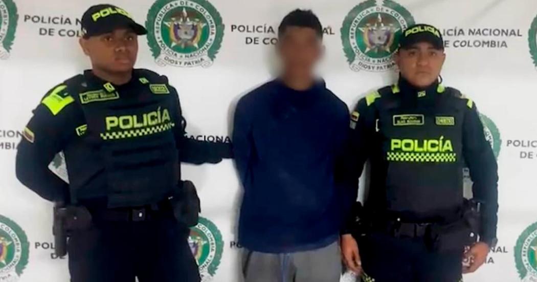 Imagen de un hombre detenido junto a dos policías.