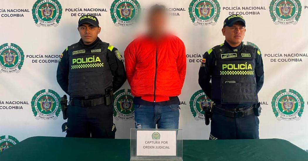 Foto del detenido por homicidio en Bosa junto con dos policías 