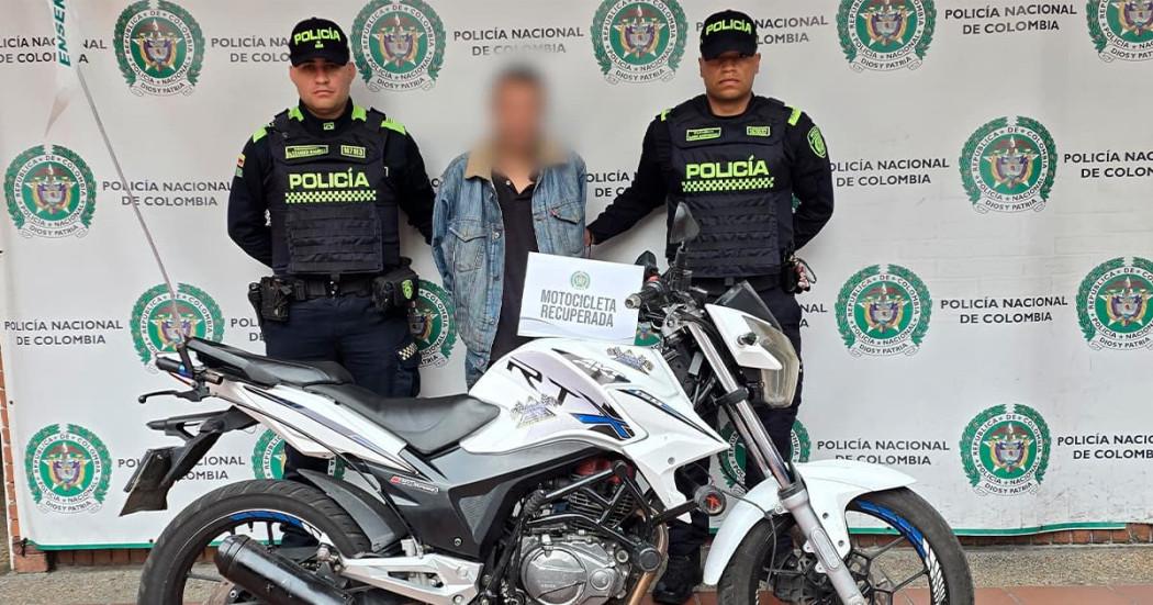 Foto de un detenido con la motocicleta que pretendía hurtar al suroriente de Bogotá