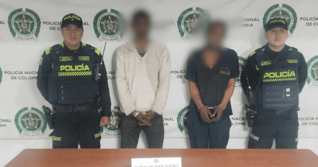La foto de dos hombres capturados cuando hurtaban una vivienda en Bogotá