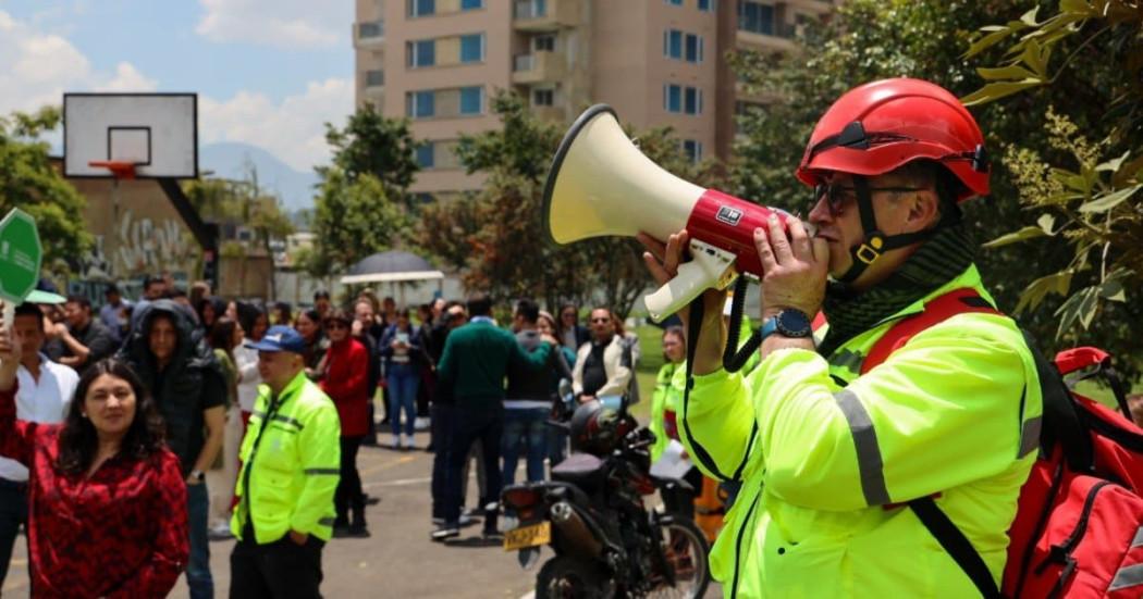 Imagen de una persona con megáfono