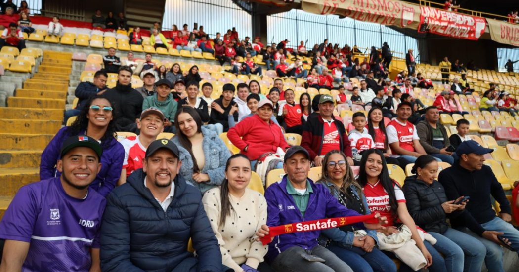 Fotografía de familias de Sumapaz por primera vez en el estadio 