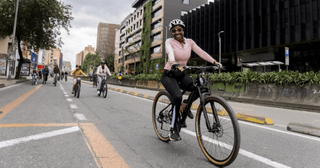 Imagen de una persona montando en bicicleta en la Ciclovía.