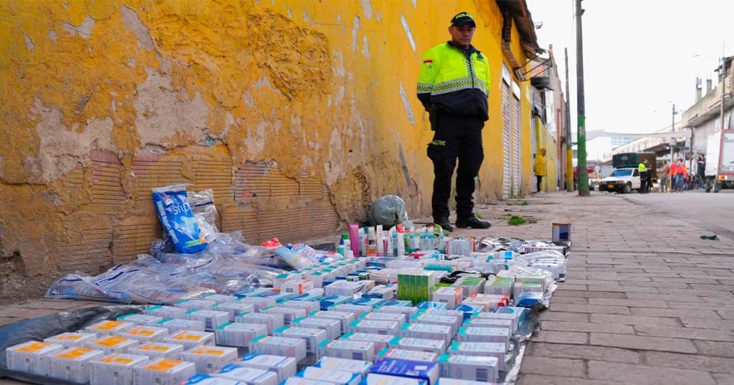 Foto de Policía con los medicamentos incautados 