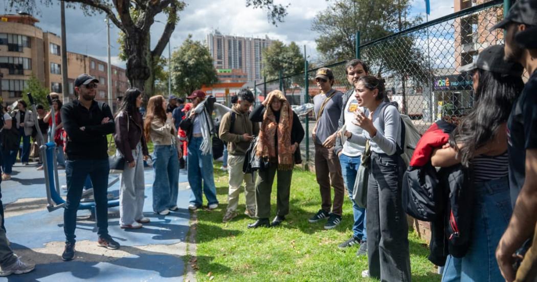 Estudiantes de arquitectura reunidos en el Eje Patrimonial de la calle 24