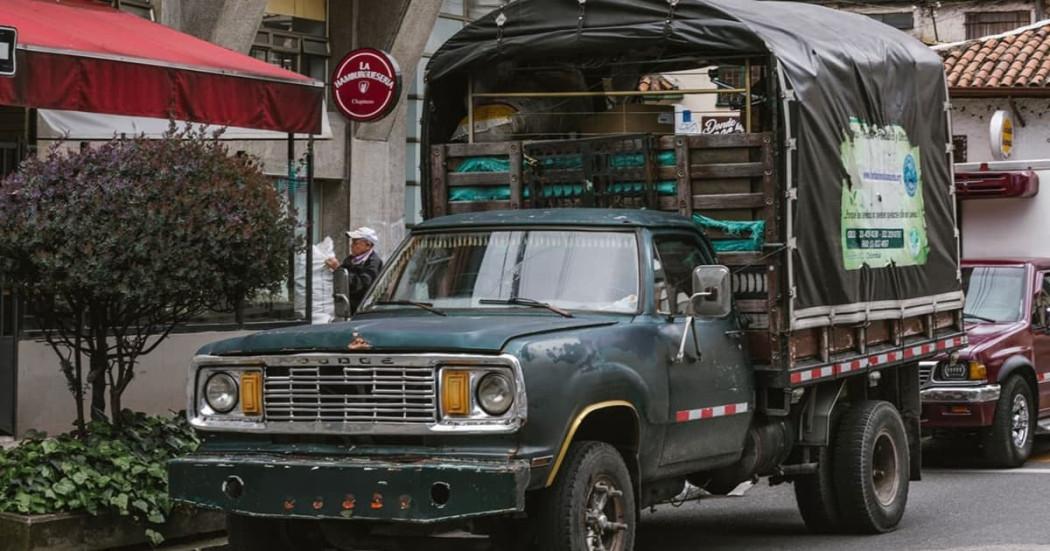 Imagen de vehículo de transporte de carga en Bogotá.