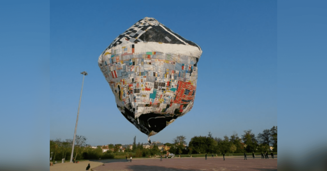 Imagen de globo de colores enorge duspendido en el cielo del parque de Los Novios en Bogotá